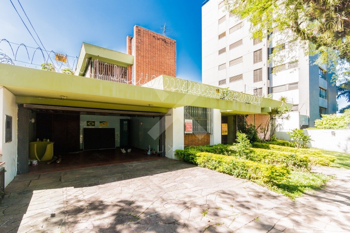Casa com 1700m², 4 dormitórios, 2 suítes, 4 vagas, no bairro Boa Vista em Porto Alegre para Comprar