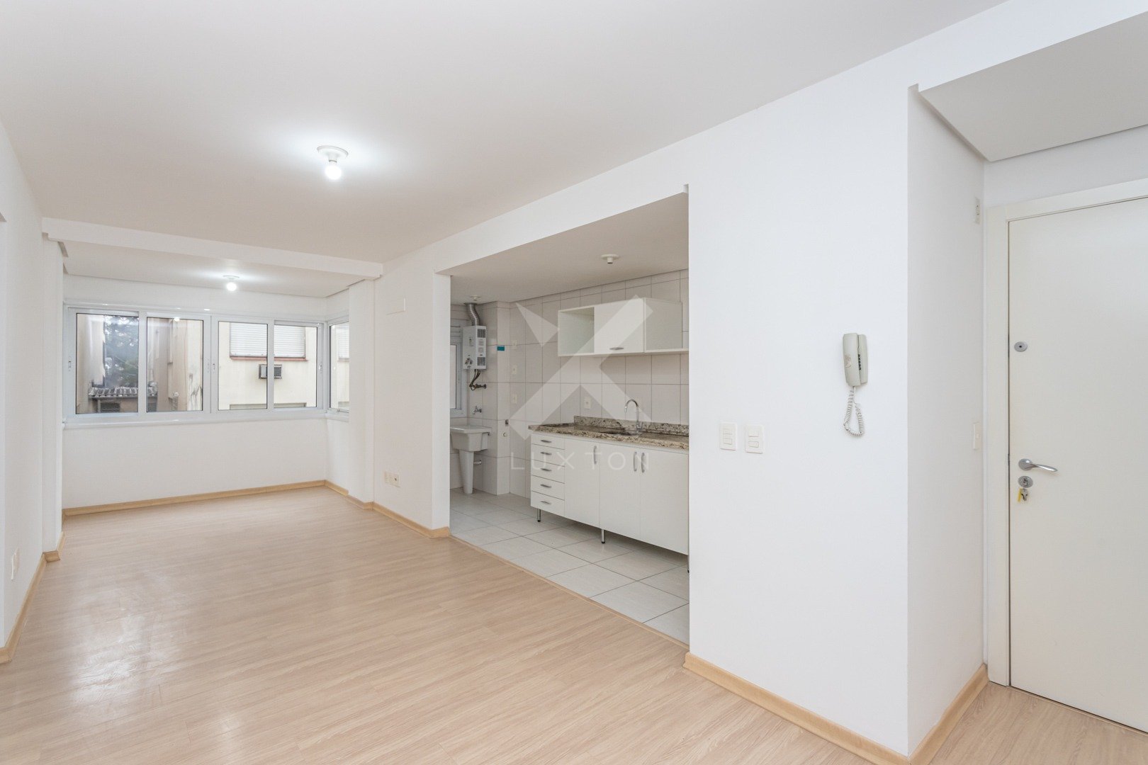 Apartamento com 66m², 2 dormitórios, 1 suíte, 2 vagas, no bairro Independencia em Porto Alegre para Alugar