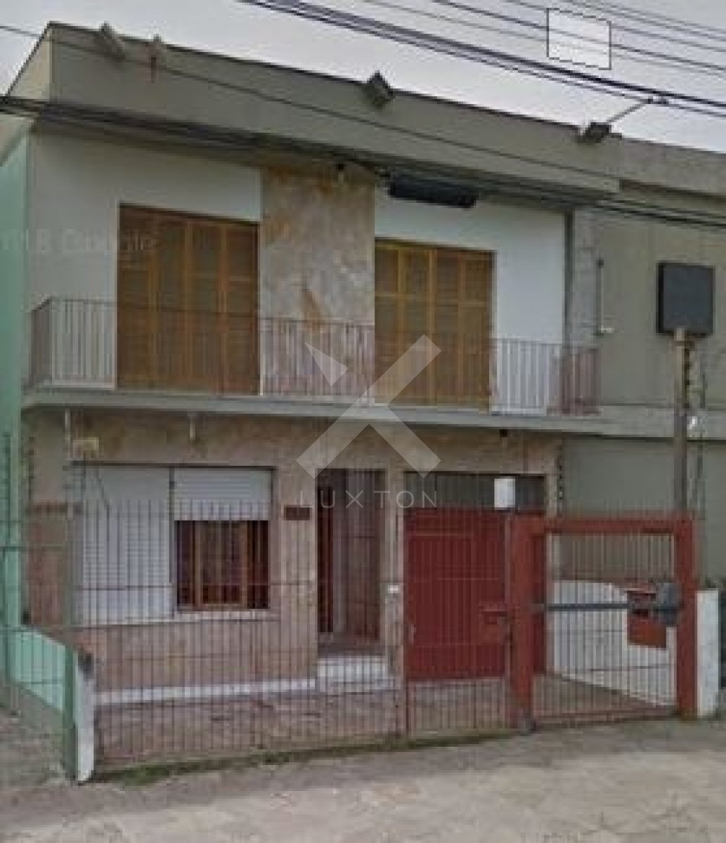 Casa com 350m², 5 dormitórios, 1 suíte, 2 vagas, no bairro Azenha em Porto Alegre para Comprar