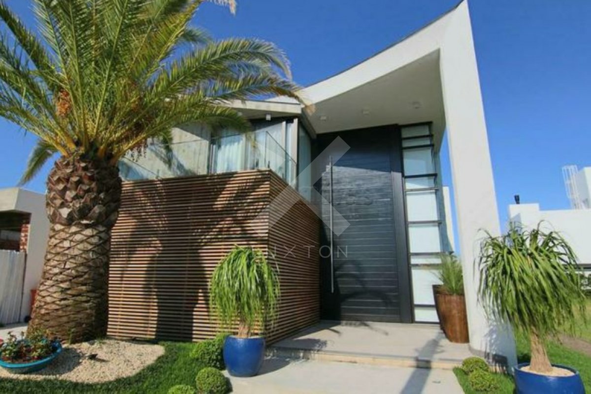 Casa em Condominio com 400m², 6 dormitórios, 6 suítes, 2 vagas, no bairro Zona Nova em Capão da Canoa para Comprar