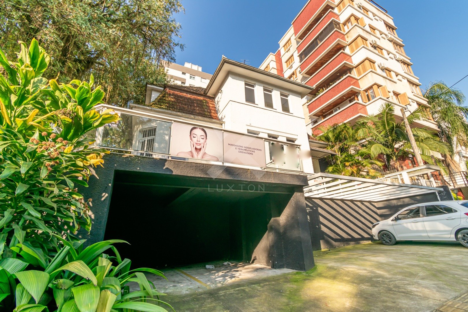 Casa comercial com 273m², 5 vagas, no bairro Auxiliadora em Porto Alegre para Alugar