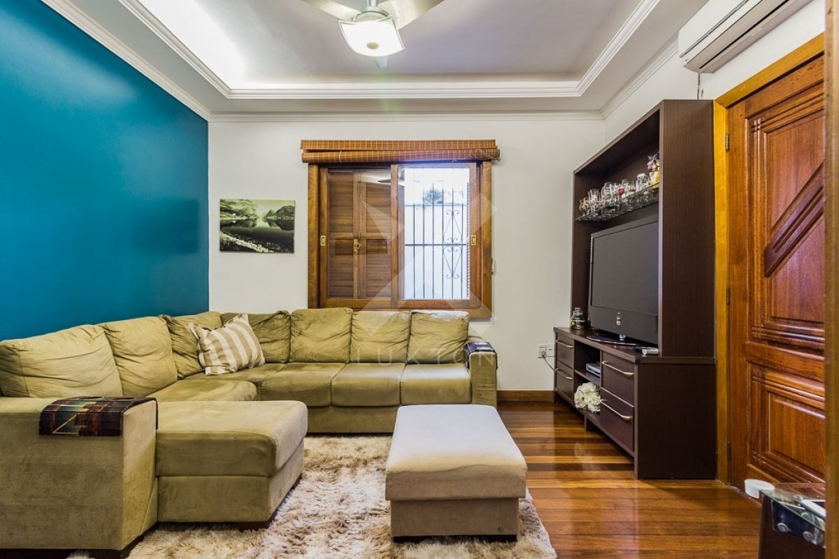 Casa com 200m², 5 dormitórios, 2 suítes, 6 vagas, no bairro Santo Antônio em Porto Alegre para Comprar