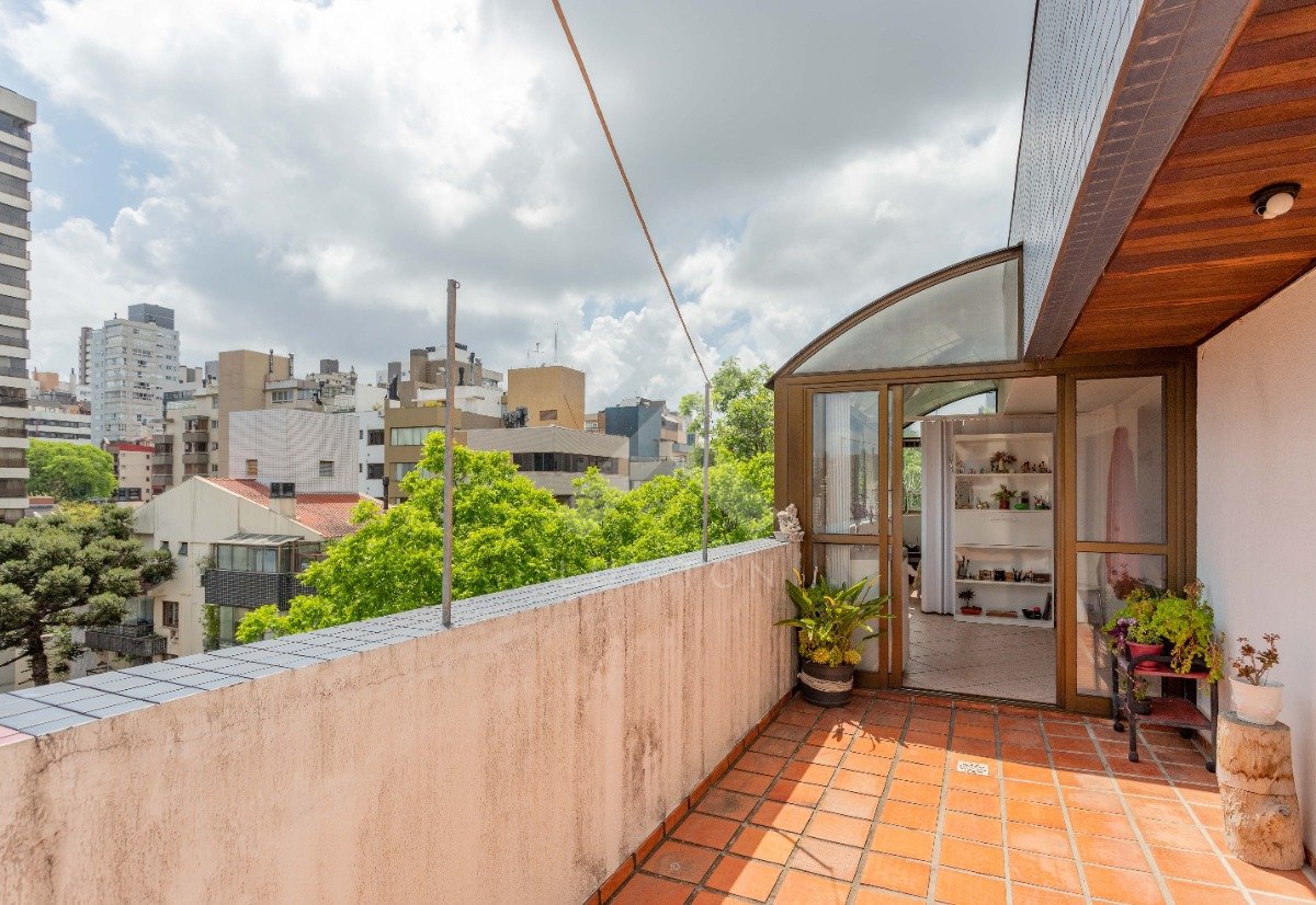 Cobertura com 140m², 2 dormitórios, 1 suíte, 2 vagas, no bairro Petropolis em Porto Alegre para Comprar