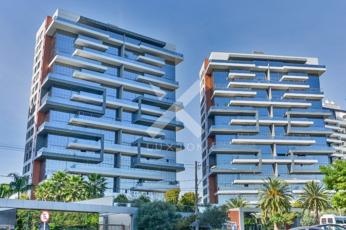Apartamento com 244m², 4 dormitórios, 4 suítes, 4 vagas, no bairro Jardim Europa em Porto Alegre para Alugar