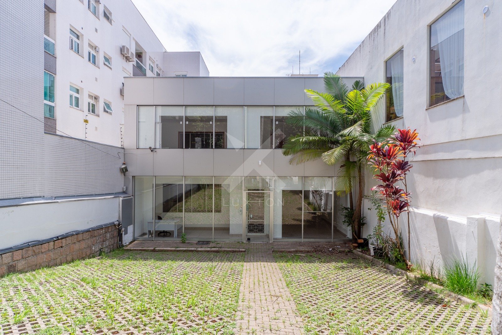 Casa comercial com 400m², 7 vagas, no bairro Petropolis em Porto Alegre para Alugar