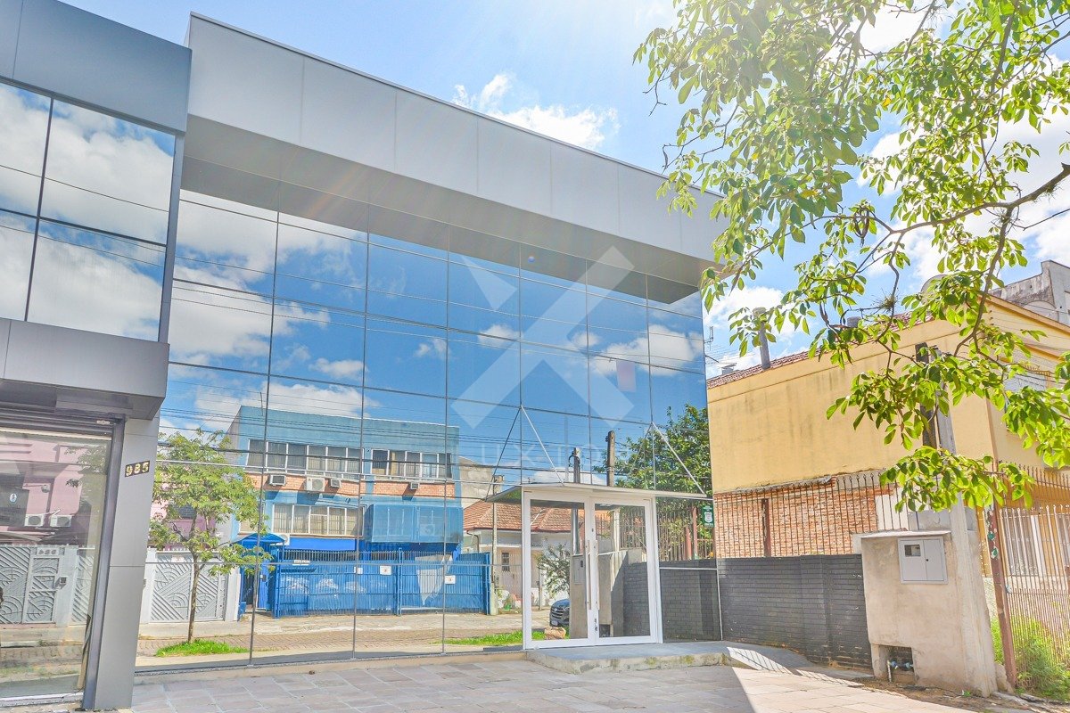 Predio Comercial com 355m², 2 vagas, no bairro São Geraldo em Porto Alegre para Comprar