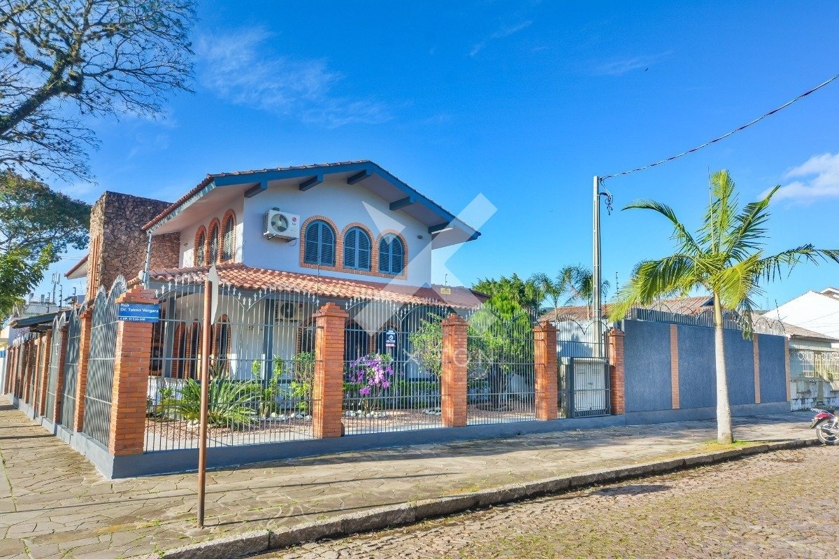 Casa com 650m², 4 dormitórios, 3 suítes, 6 vagas, no bairro Partenon em Porto Alegre para Comprar