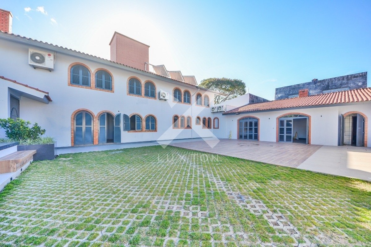 Casa com 650m², 4 dormitórios, 3 suítes, 6 vagas, no bairro Partenon em Porto Alegre para Comprar