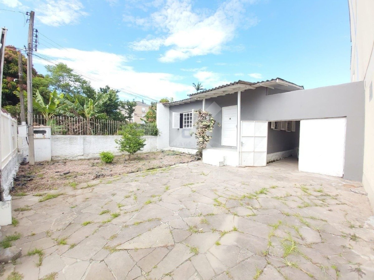 Casa com 300m², 4 dormitórios, 1 suíte, 4 vagas, no bairro Jardim Itu em Porto Alegre para Comprar