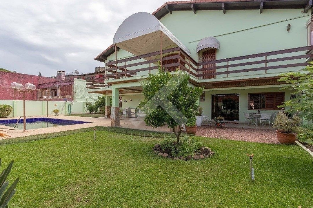 Casa com 750m², 5 dormitórios, 3 suítes, 7 vagas, no bairro Vila Assunção em Porto Alegre para Comprar