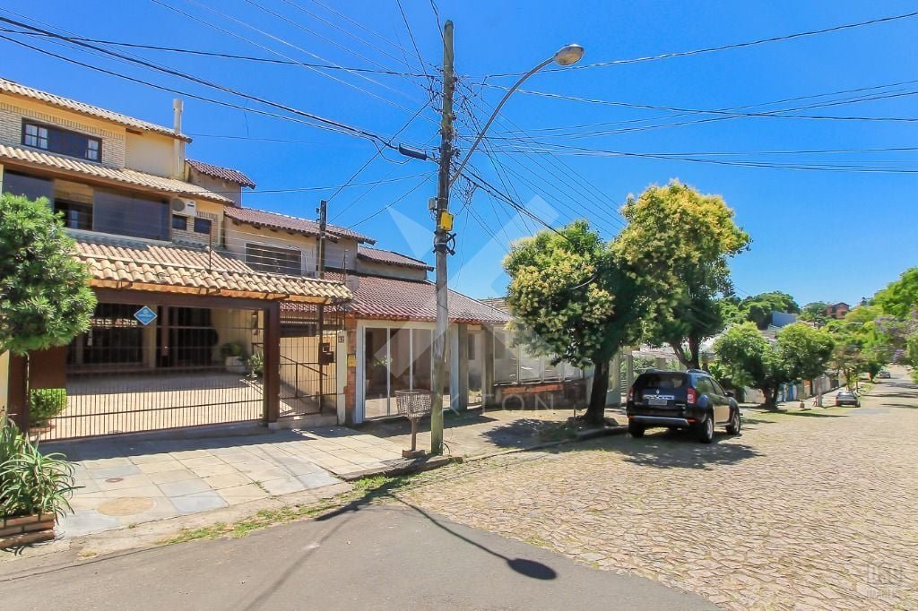 Casa com 198m², 3 dormitórios, 1 suíte, 4 vagas, no bairro Cavalhada em Porto Alegre para Comprar