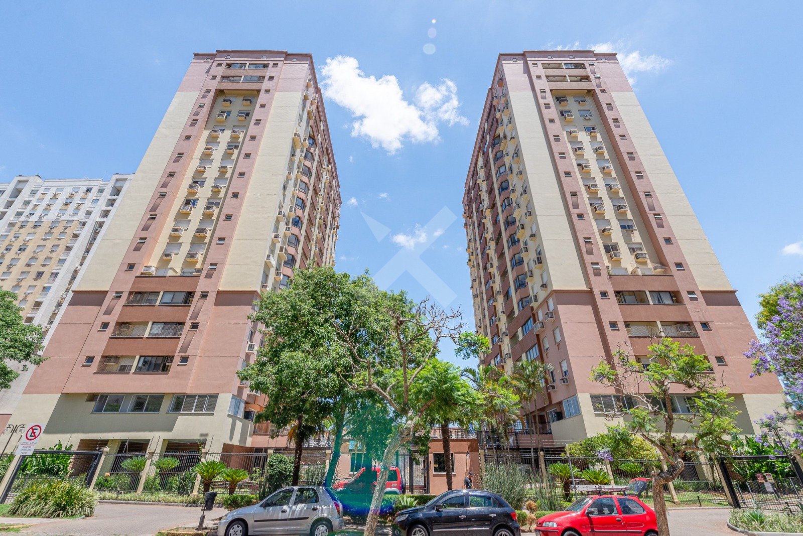 Apartamento com 88m², 3 dormitórios, 1 suíte, 2 vagas, no bairro Vila Ipiranga em Porto Alegre para Comprar
