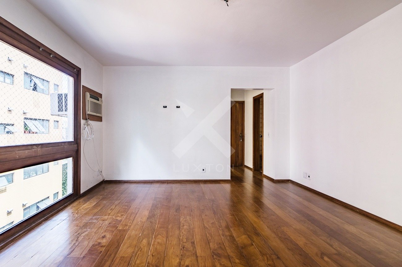 Apartamento com 120m², 3 dormitórios, 1 vaga, no bairro Moinhos de Vento em Porto Alegre para Comprar