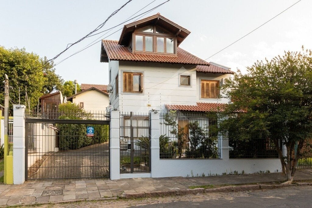 Casa em Condominio com 217m², 3 dormitórios, 1 suíte, 2 vagas, no bairro Tristeza em Porto Alegre para Comprar