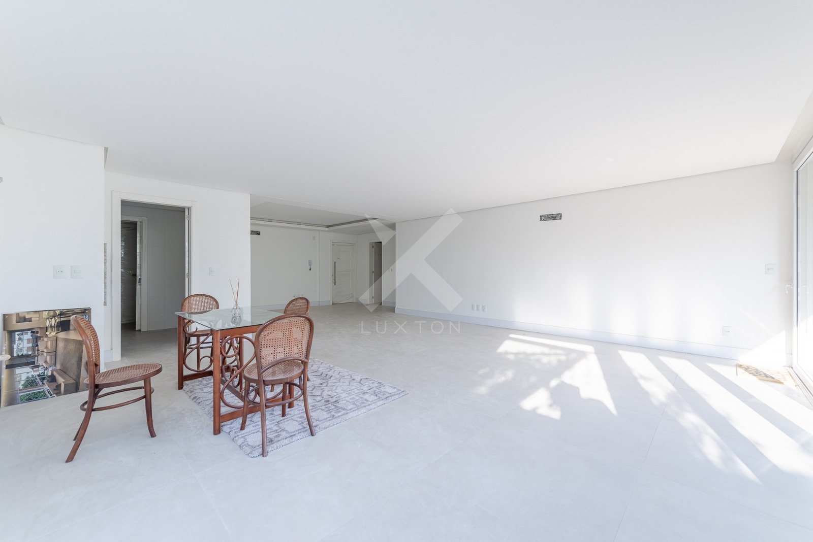 Apartamento com 316m², 3 dormitórios, 3 suítes, 4 vagas, no bairro Vila Assunção em Porto Alegre para Comprar ou Alugar