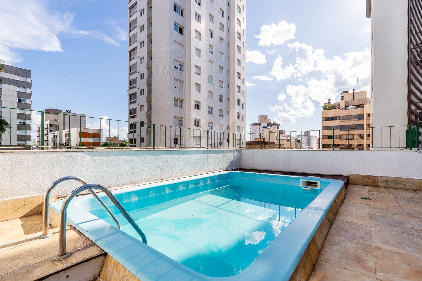 Cobertura com 244m², 3 dormitórios, 1 suíte, 2 vagas, no bairro Petropolis em Porto Alegre para Comprar