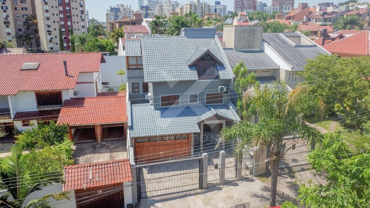 Casa com 304m², 4 dormitórios, 4 suítes, 3 vagas, no bairro Chacara das Pedras em Porto Alegre para Comprar