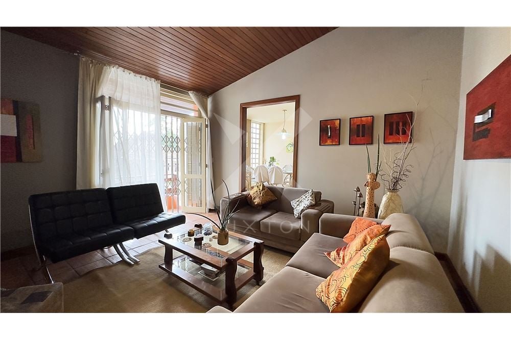Casa com 300m², 3 dormitórios, 2 vagas, no bairro Passo da Areia em Porto Alegre para Comprar