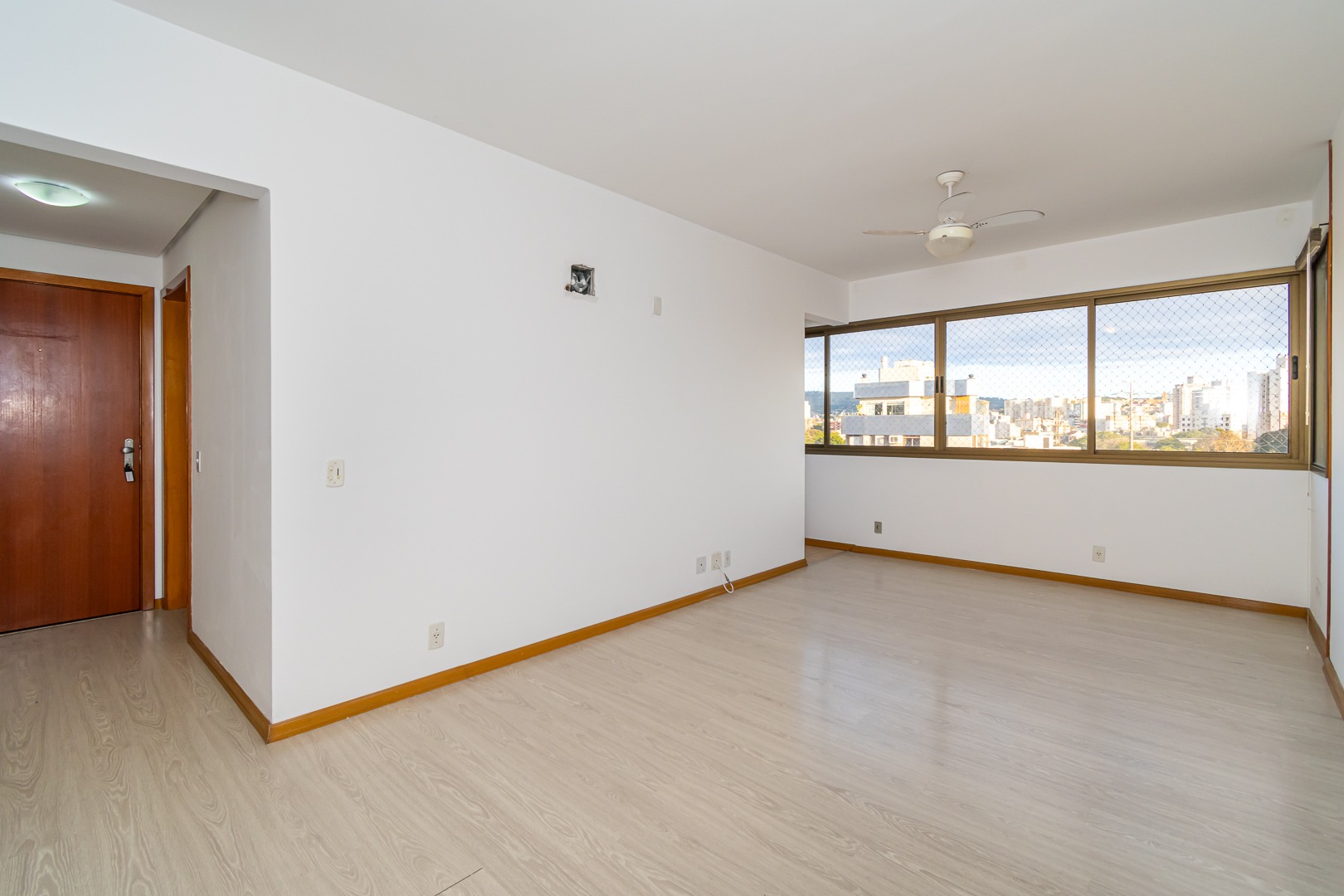 Apartamento com 80m², 2 dormitórios, 1 suíte, 2 vagas, no bairro Petropolis em Porto Alegre para Alugar