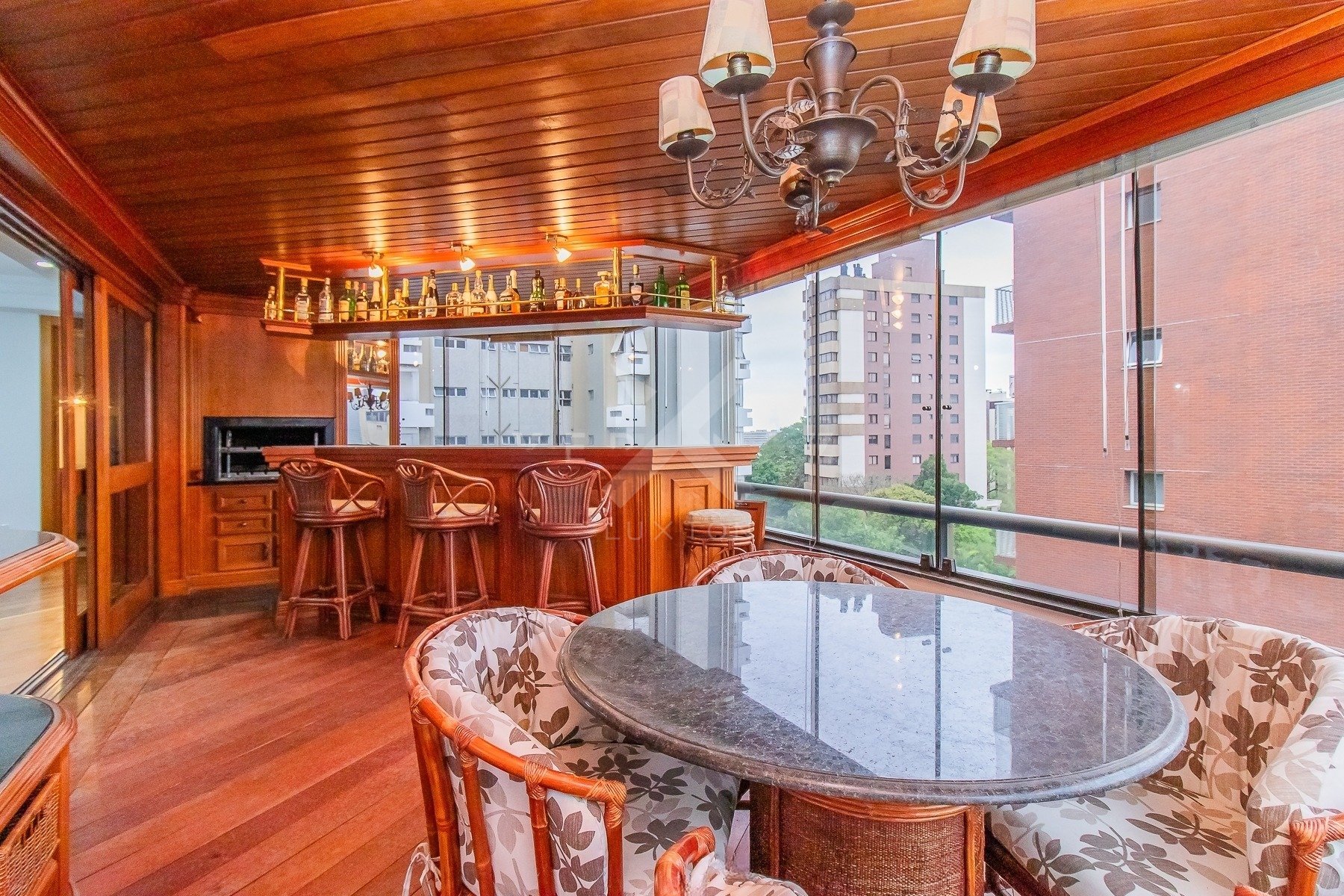 Apartamento com 302m², 4 dormitórios, 3 suítes, 3 vagas, no bairro Rio Branco em Porto Alegre para Comprar ou Alugar
