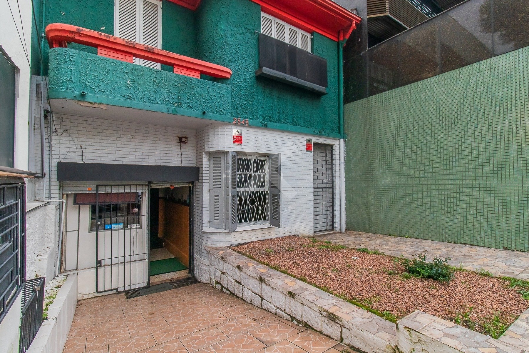 Casa comercial com 110m², 1 vaga, no bairro Petropolis em Porto Alegre para Alugar