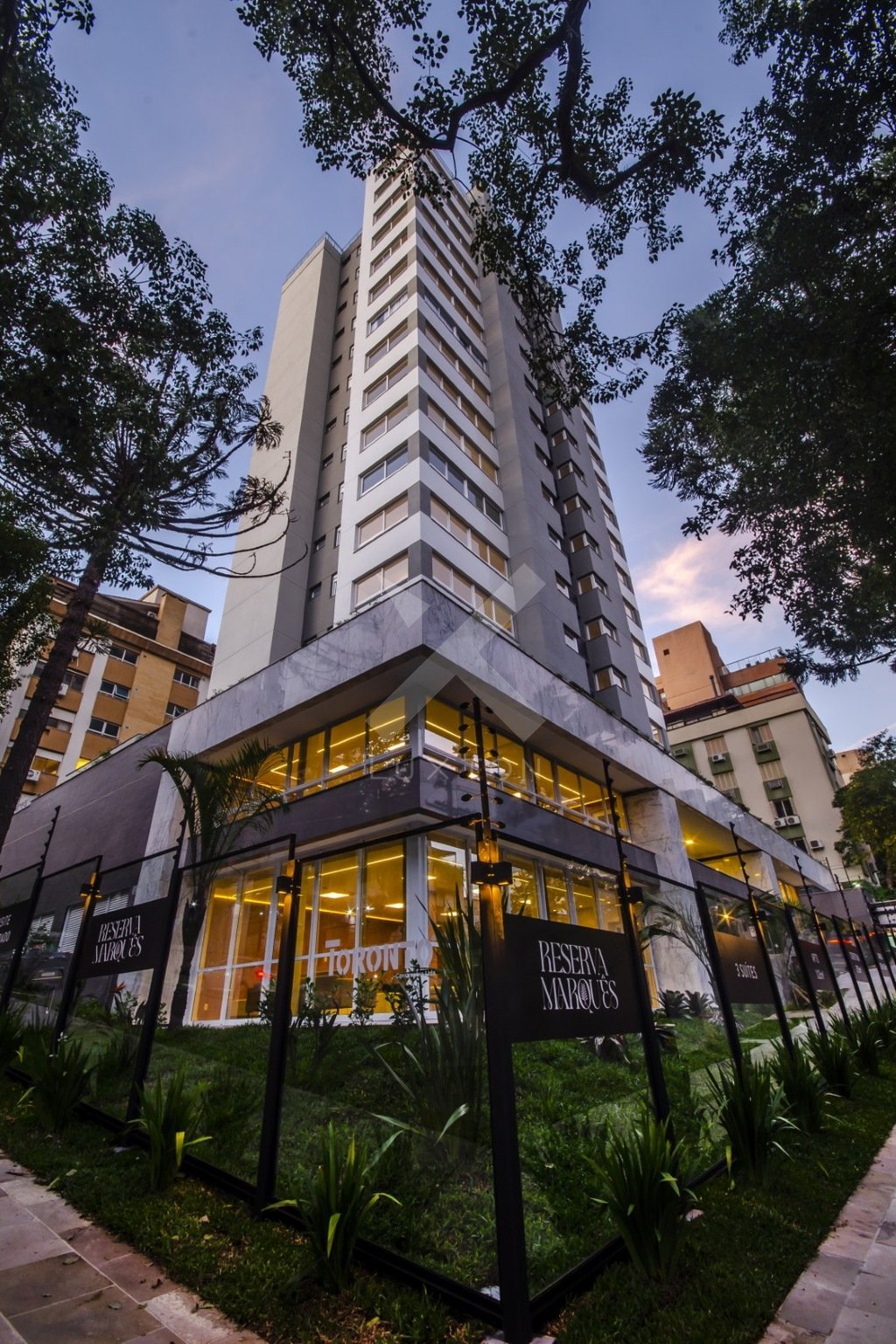 Apartamento com 112m², 3 dormitórios, 3 suítes, 2 vagas, no bairro Auxiliadora em Porto Alegre para Comprar