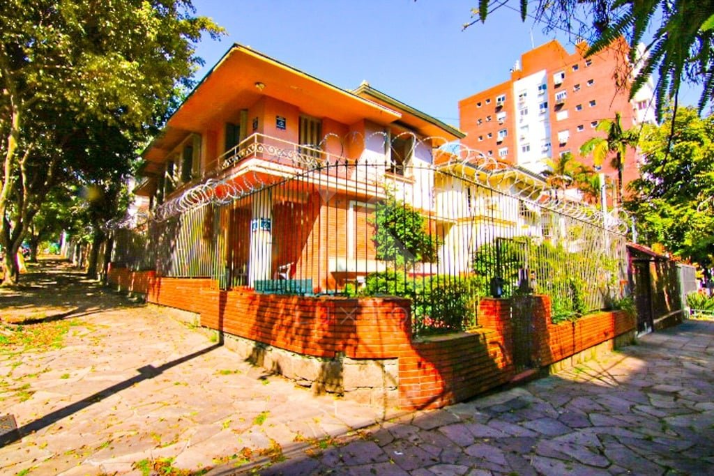 Casa com 340m², 4 dormitórios, 1 suíte, 2 vagas, no bairro Petrópolis em Porto Alegre para Comprar