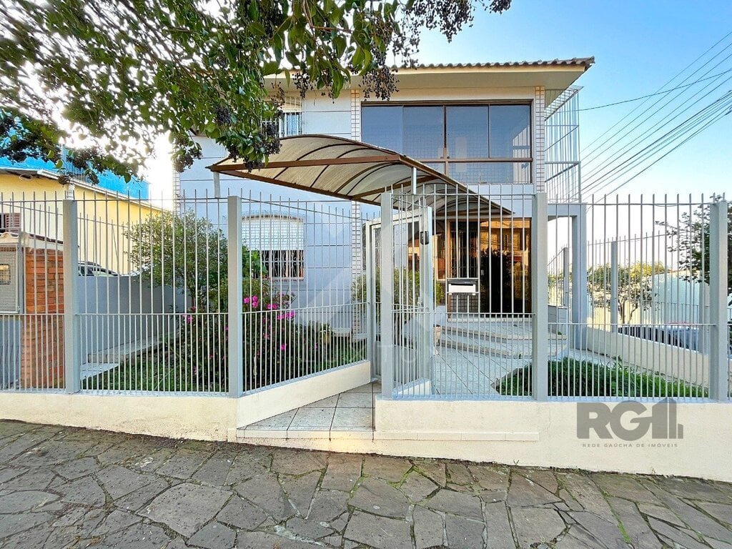 Casa com 360m², 3 dormitórios, 3 suítes, 4 vagas, no bairro Glória em Porto Alegre para Comprar