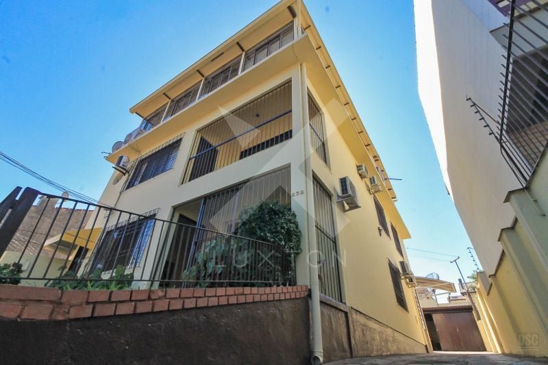 Casa com 330m², 7 dormitórios, 1 suíte, 6 vagas, no bairro Nonoai em Porto Alegre para Comprar