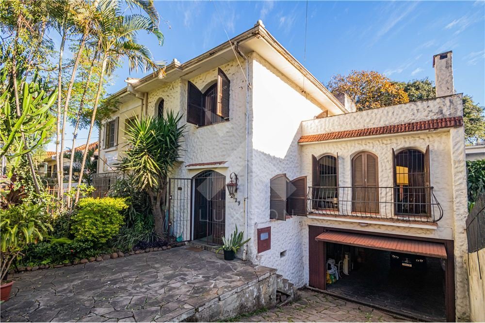 Casa com 400m², 5 dormitórios, 1 suíte, 3 vagas, no bairro Petrópolis em Porto Alegre para Comprar