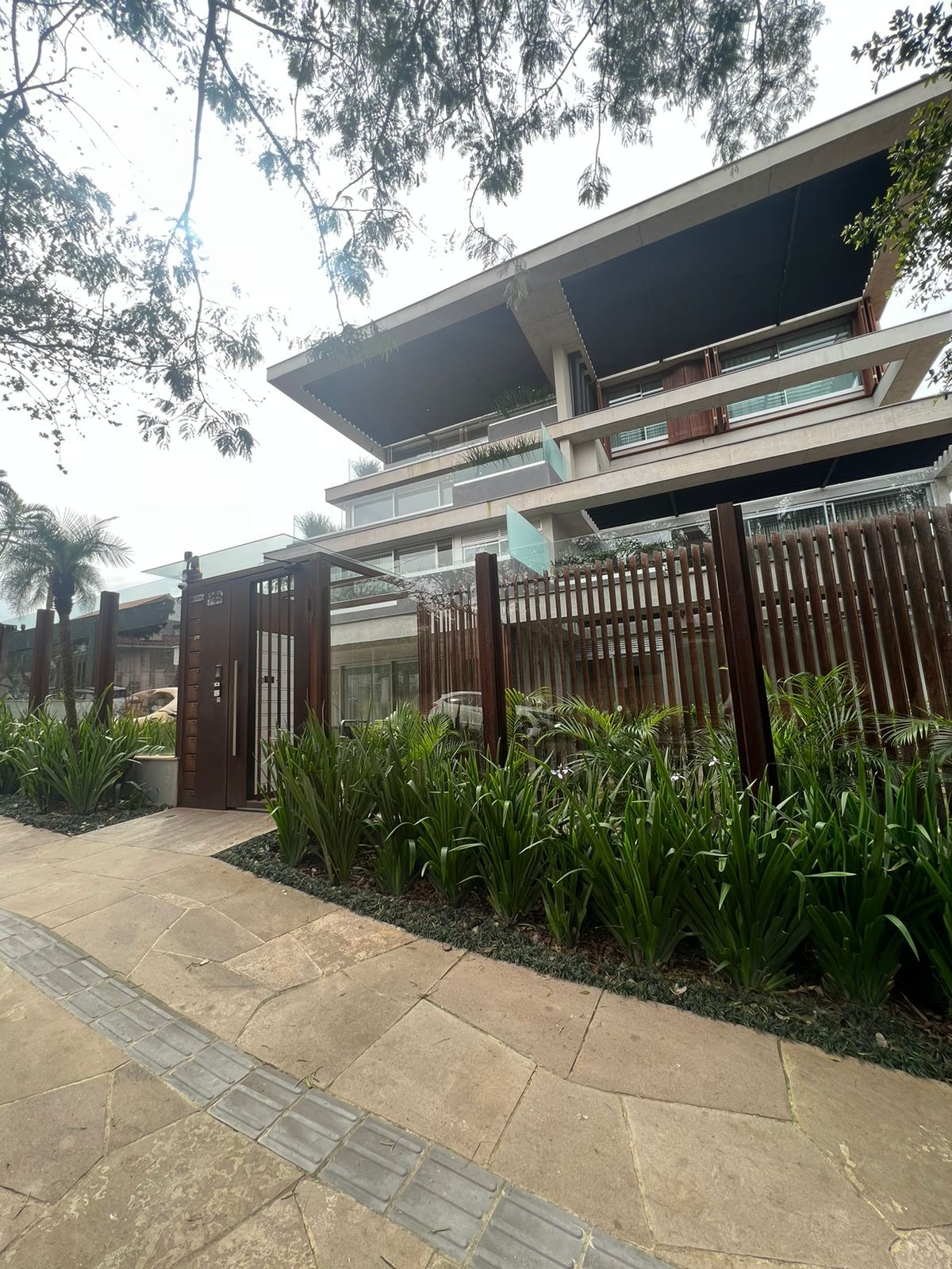 Apartamento Garden com 206m², 3 dormitórios, 3 suítes, 2 vagas, no bairro Três Figueiras em Porto Alegre para Comprar