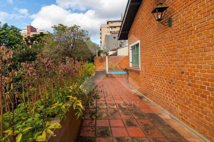 Casa com 385m², 4 dormitórios, 1 suíte, 3 vagas, no bairro Petropolis em Porto Alegre para Alugar