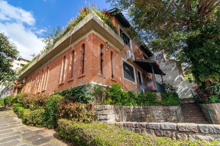 Casa com 385m², 4 dormitórios, 1 suíte, 4 vagas, no bairro Petropolis em Porto Alegre para Comprar ou Alugar