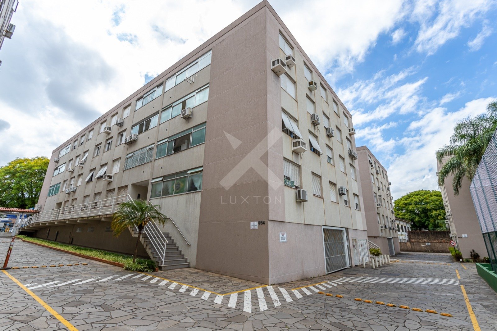 Apartamento com 80m², 3 dormitórios, 1 suíte, 2 vagas, no bairro Vila Ipiranga em Porto Alegre para Comprar