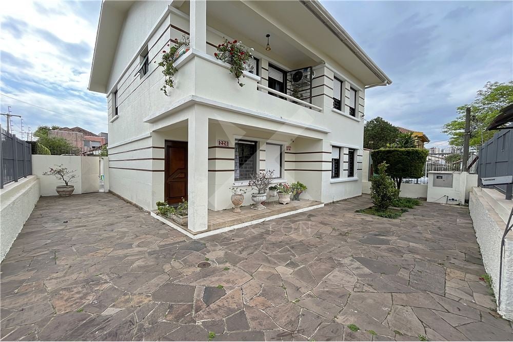 Casa com 271m², 4 dormitórios, 1 suíte, 2 vagas, no bairro Partenon em Porto Alegre para Comprar