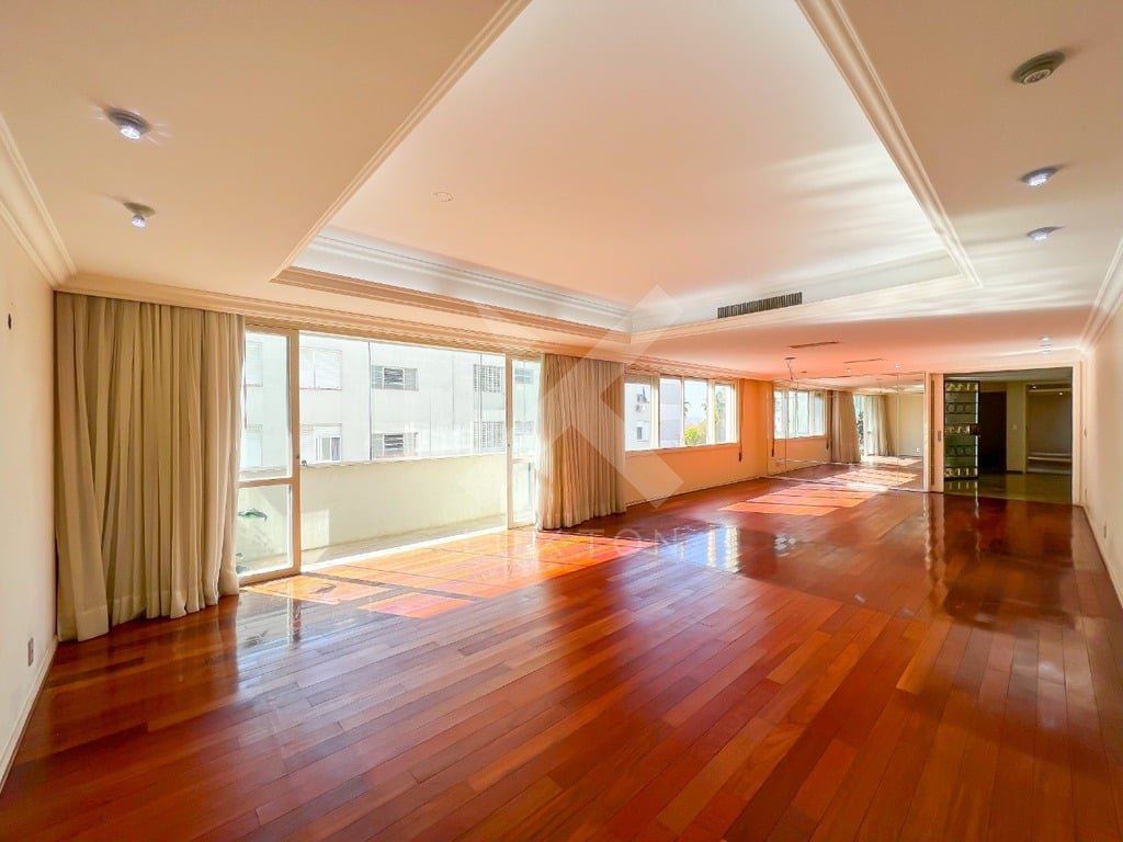 Apartamento com 283m², 3 dormitórios, 1 suíte, 2 vagas, no bairro Moinhos de Vento em Porto Alegre para Comprar