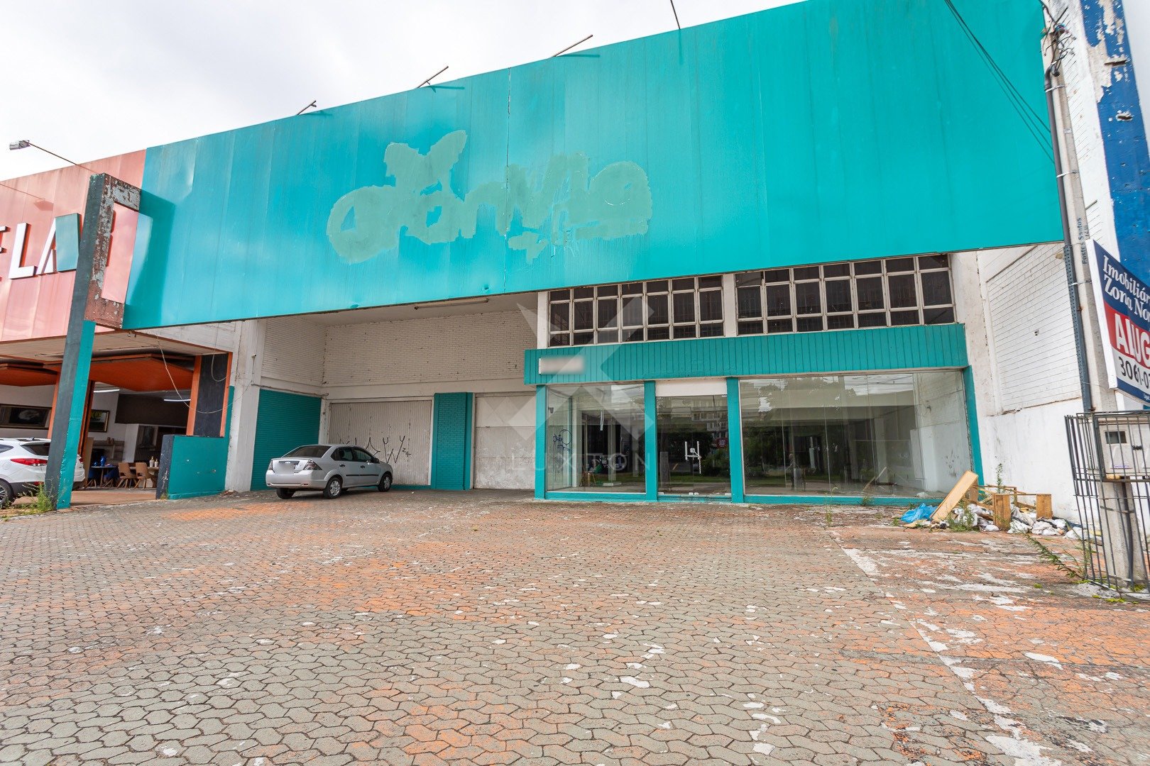 Predio Comercial com 1600m², 12 vagas, no bairro Jardim do Salso em Porto Alegre para Alugar