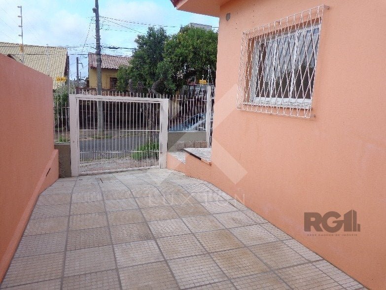 Casa com 80m², 2 dormitórios, 2 vagas, no bairro Vila Ipiranga em Porto Alegre para Comprar
