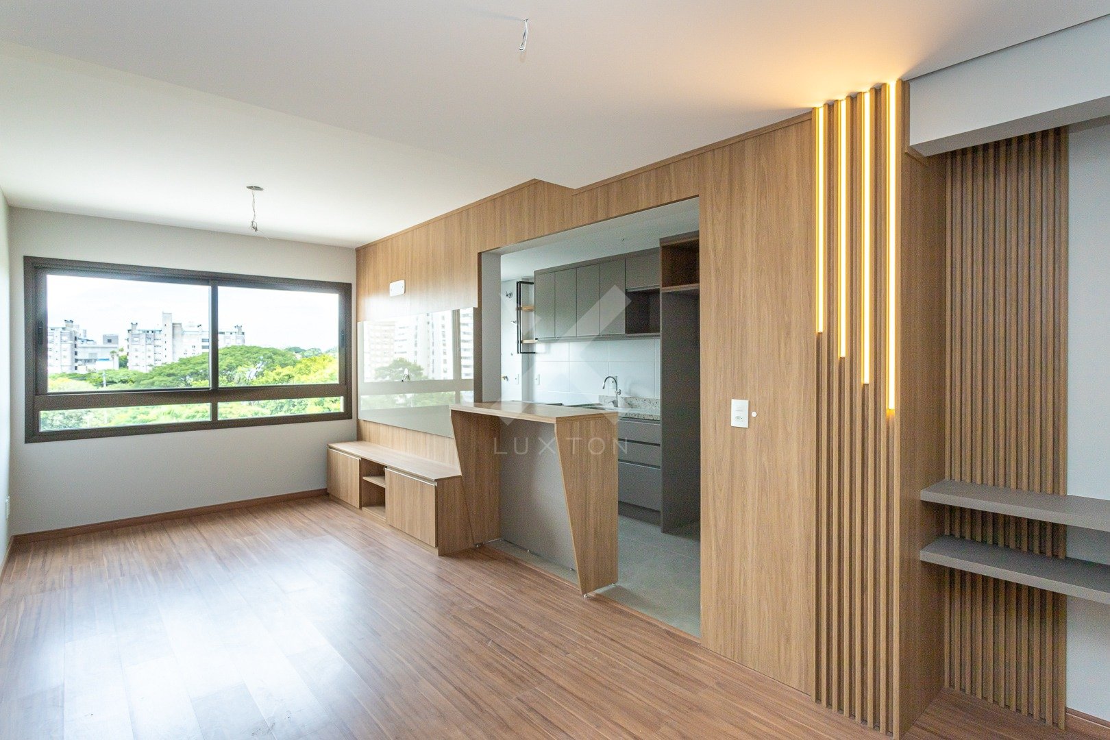 Apartamento com 70m², 2 dormitórios, 1 suíte, 1 vaga, no bairro Passo da Areia em Porto Alegre para Comprar