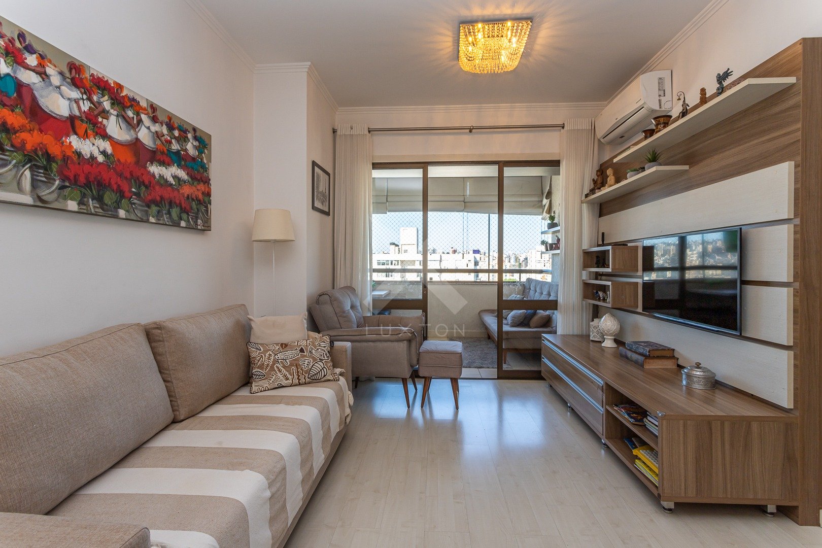 Apartamento com 90m², 3 dormitórios, 1 suíte, 2 vagas, no bairro Santana em Porto Alegre para Comprar