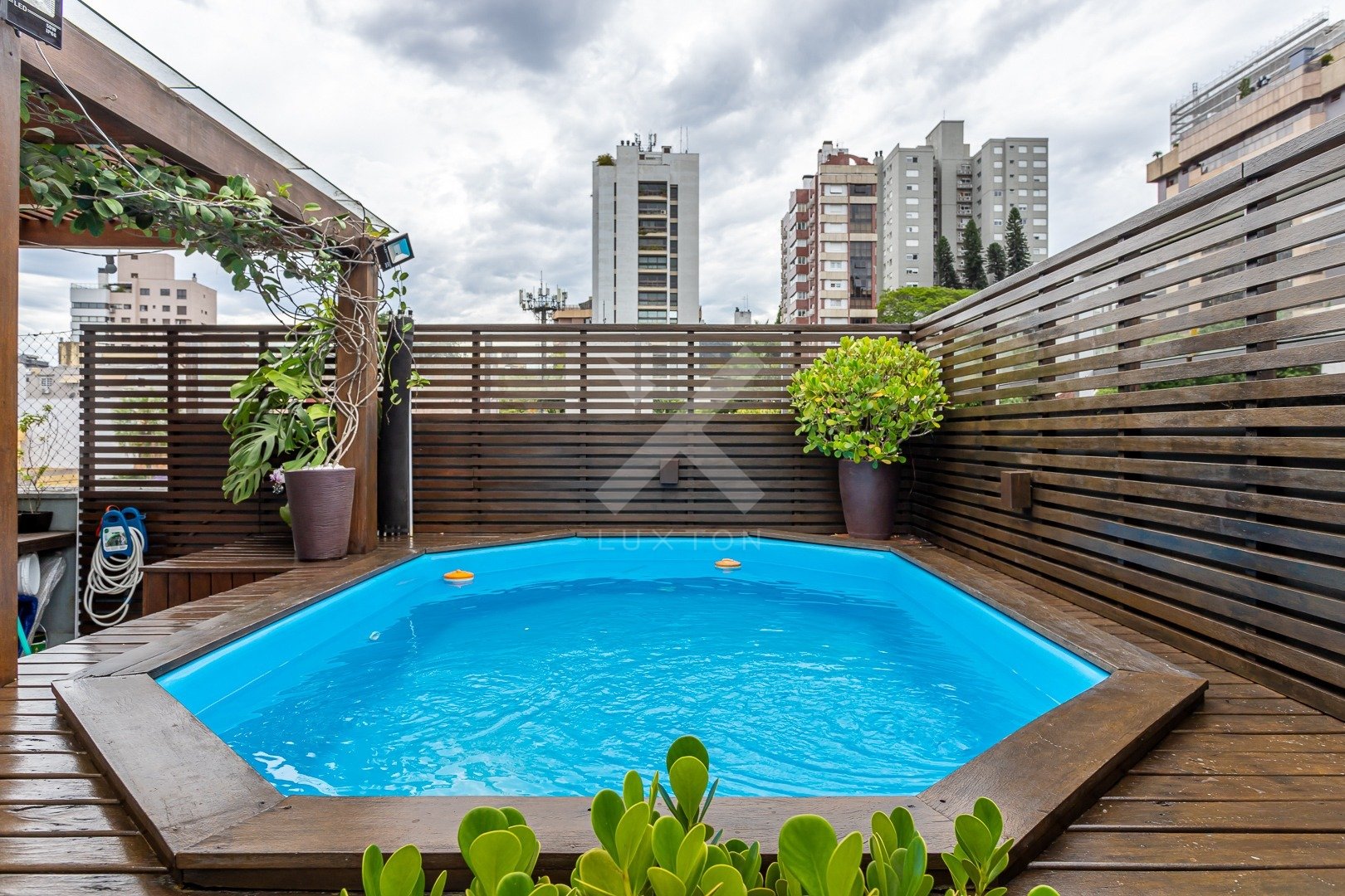 Cobertura com 140m², 2 dormitórios, 1 suíte, 1 vaga, no bairro Mont Serrat em Porto Alegre para Comprar
