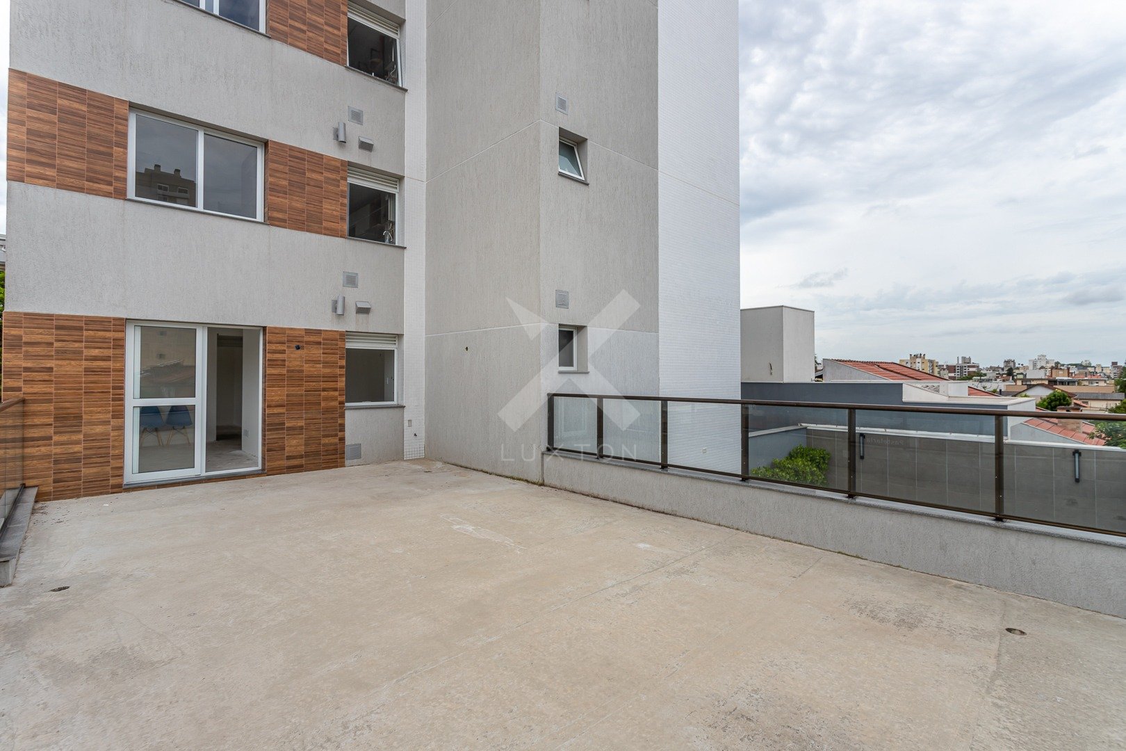 Apartamento Garden com 110m², 1 dormitório, 1 suíte, 2 vagas, no bairro Passo da Areia em Porto Alegre para Comprar