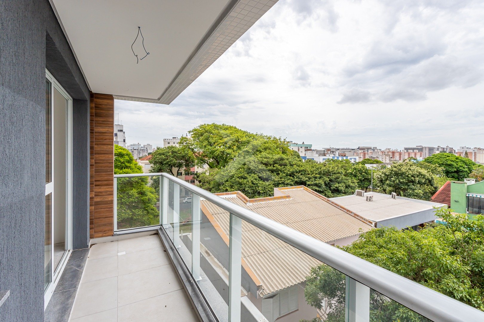 Apartamento com 70m², 2 dormitórios, 1 suíte, 2 vagas, no bairro Passo da Areia em Porto Alegre para Comprar