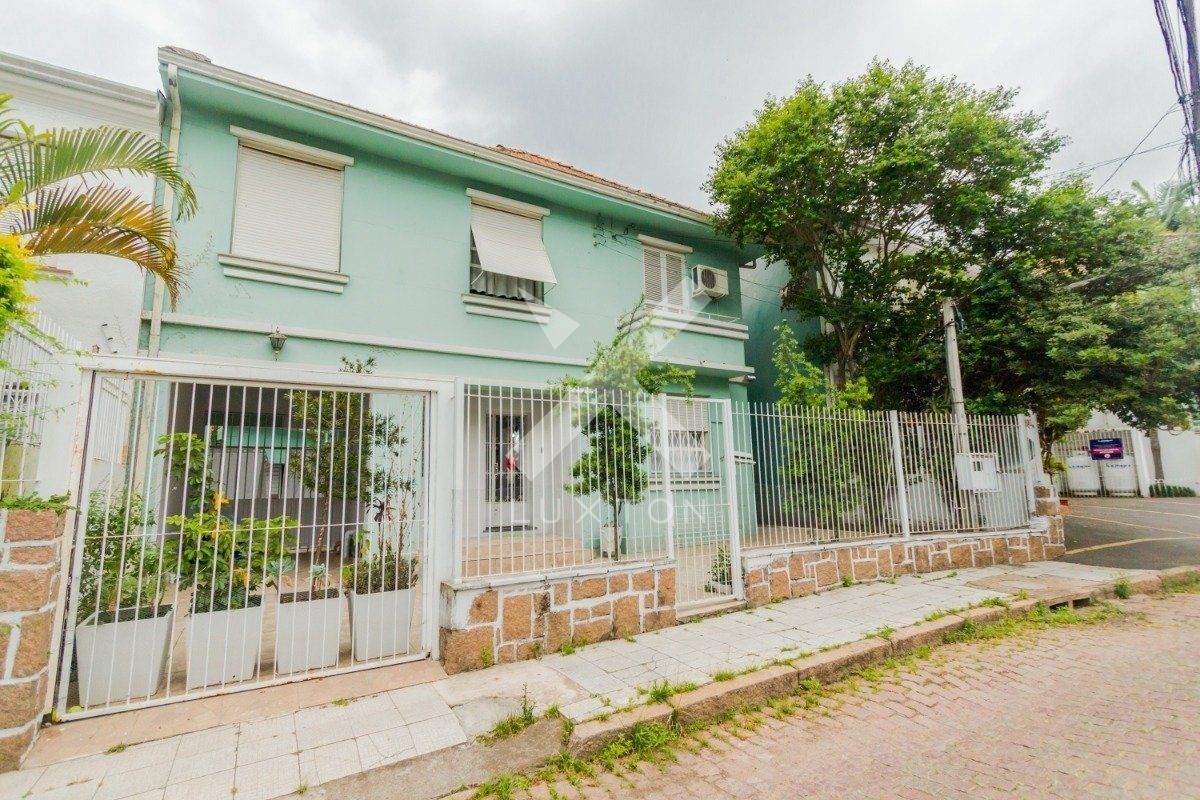 Casa com 380m², 3 dormitórios, 1 suíte, 2 vagas, no bairro Moinhos de Vento em Porto Alegre para Comprar