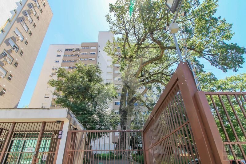 Apartamento com 63m², 2 dormitórios, 1 suíte, 1 vaga, no bairro Teresópolis em Porto Alegre para Comprar