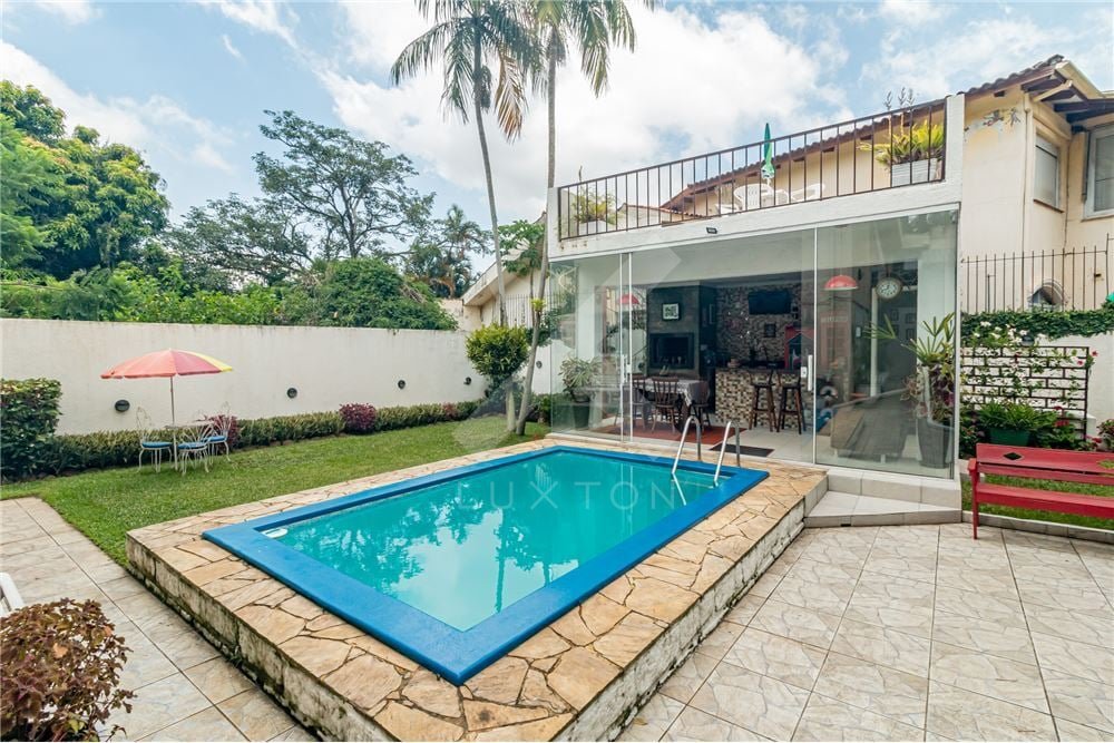 Casa com 350m², 7 dormitórios, 1 suíte, 4 vagas, no bairro Chácara das Pedras em Porto Alegre para Comprar