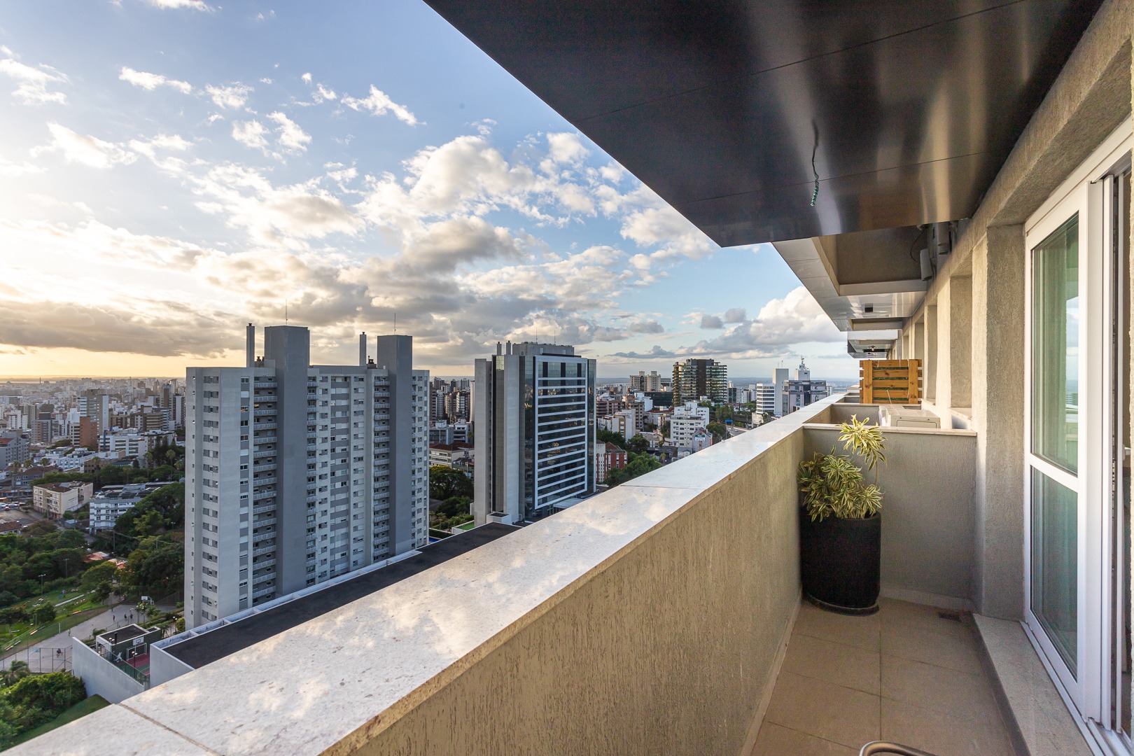 Apartamento com 71m², 2 dormitórios, 1 suíte, 1 vaga, no bairro Petropolis em Porto Alegre para Comprar