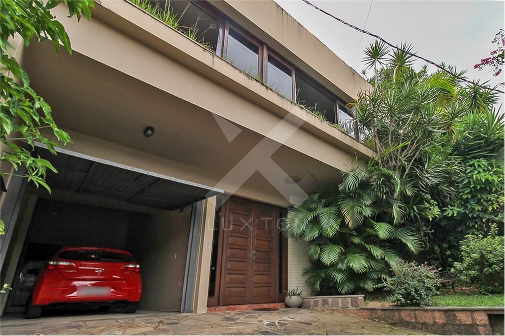Casa com 252m², 3 dormitórios, 1 suíte, 2 vagas, no bairro Boa Vista em Porto Alegre para Comprar