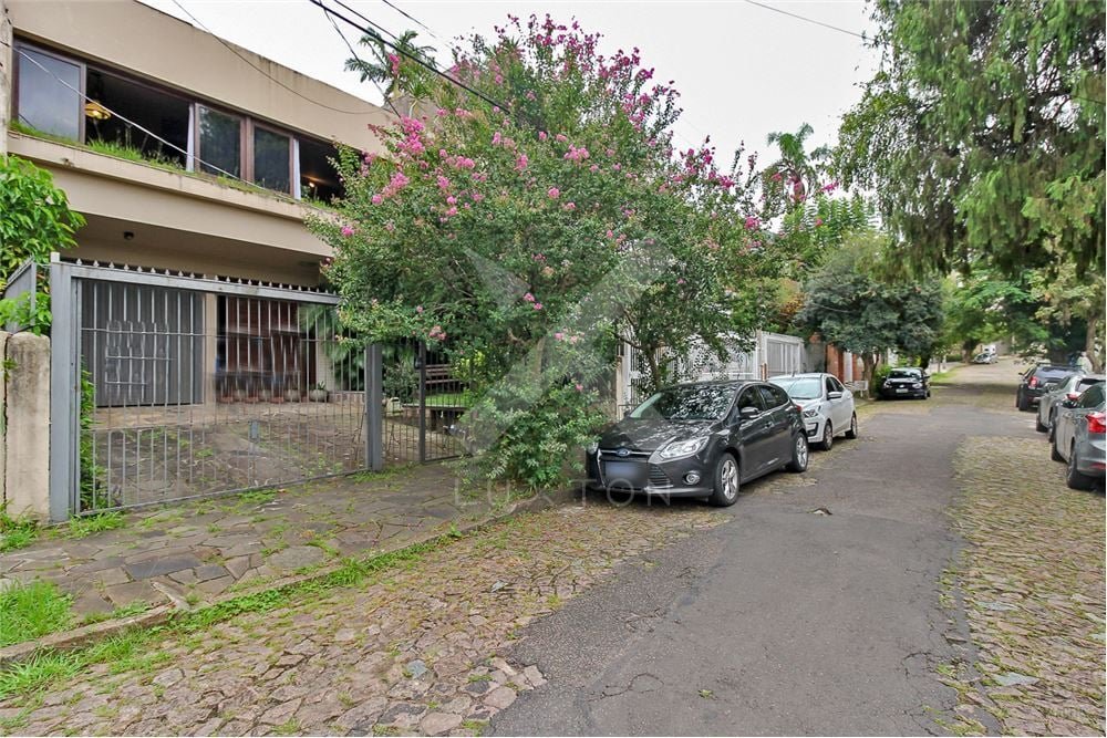 Casa com 252m², 3 dormitórios, 1 suíte, 2 vagas, no bairro Boa Vista em Porto Alegre para Comprar