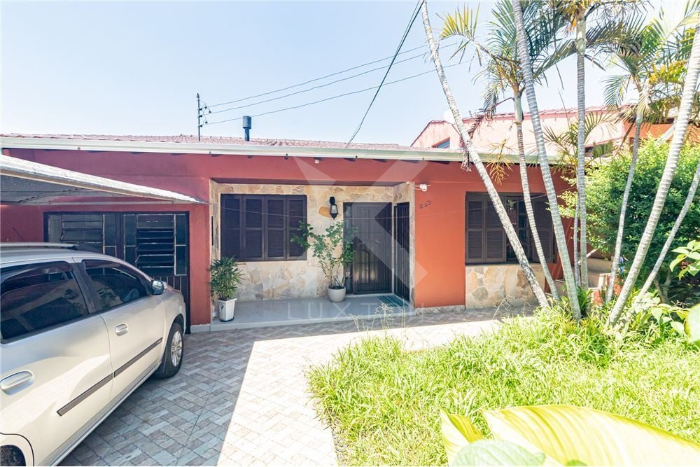 Casa com 180m², 3 dormitórios, 2 vagas, no bairro Rubem Berta em Porto Alegre para Comprar